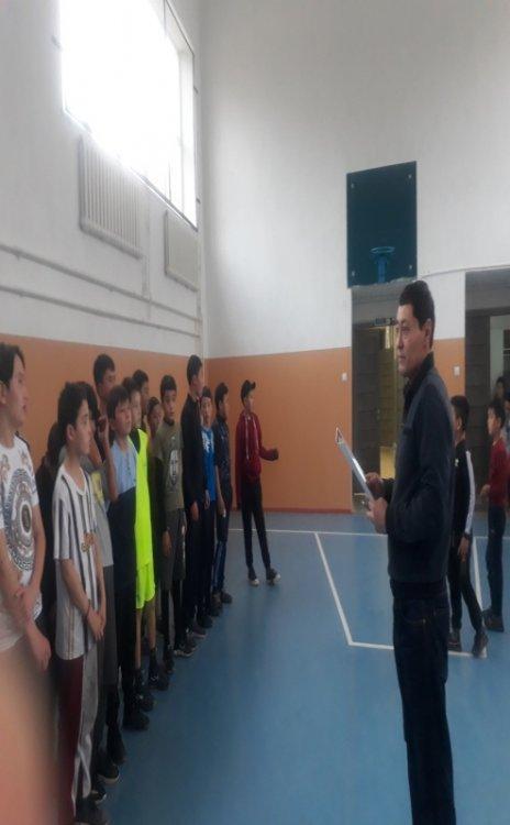 Дене шынықтыру пәнінің мұғалімі С.Сназаров  7-8, 9-10 сыныптар арасында волейболдан жарыс / ұлдар арасында/ өткізді.