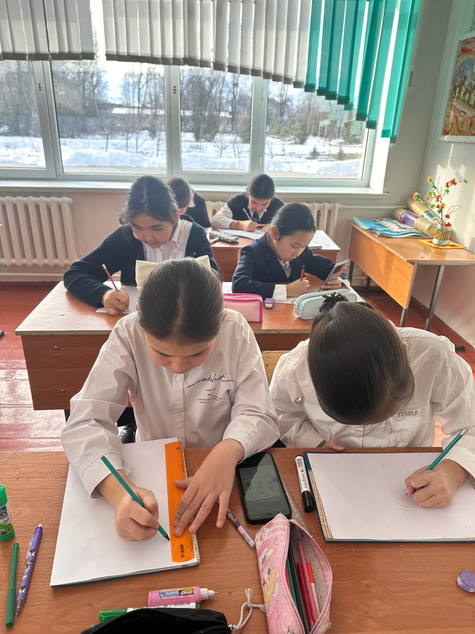 "Мектепке барар қауіпсіз жол!" тақырыбында мектепішілік сурет байқауы