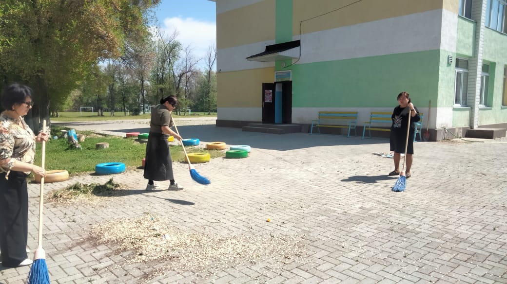 «Экологтар күні және Дүниежүзілік қоршаған ортаны қорғау күніне орай» Қабылбек Сарымолдаев атындағы №12 жалпы орта білім беретін мектебінің аумағында сенбілік ұйымдастырылып, тазалық жұмыстары жүргізілді.